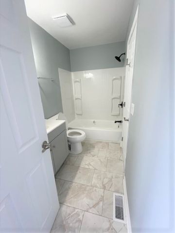 28 Chaucer Lane, Streamwood, IL 60107