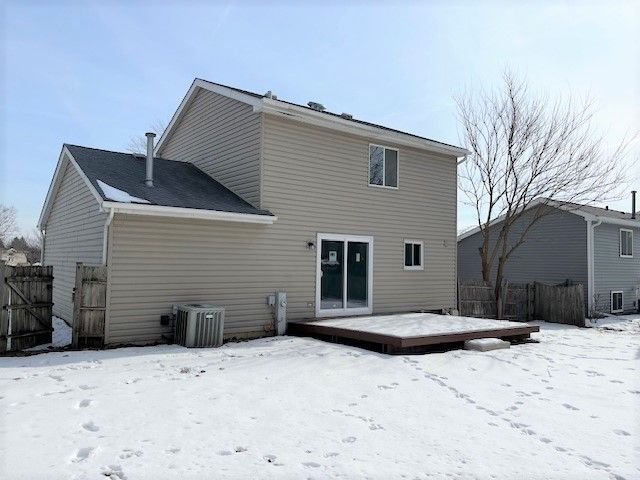 28 Chaucer Lane, Streamwood, IL 60107