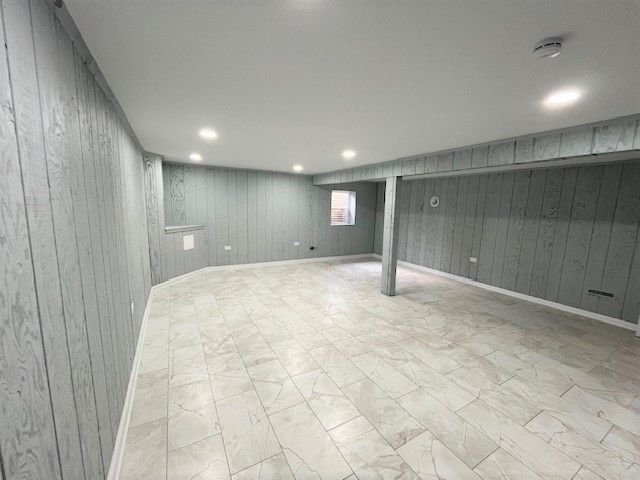 28 Chaucer Lane, Streamwood, IL 60107