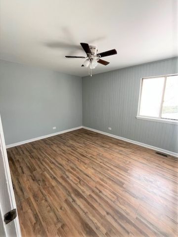 28 Chaucer Lane, Streamwood, IL 60107