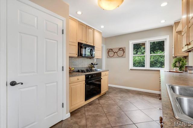 81 Heatherbrook Lane, Kirkwood, MO 63122
