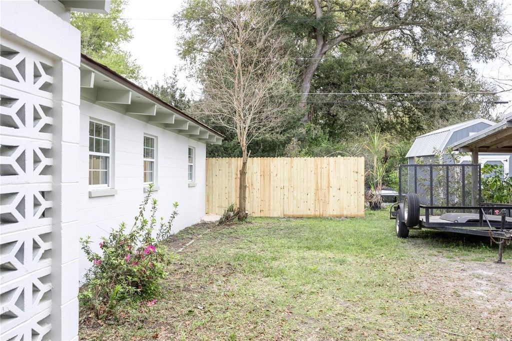 Image 4 of property listing at 3004 NE 12TH STREET, Gainesville, FL 32609