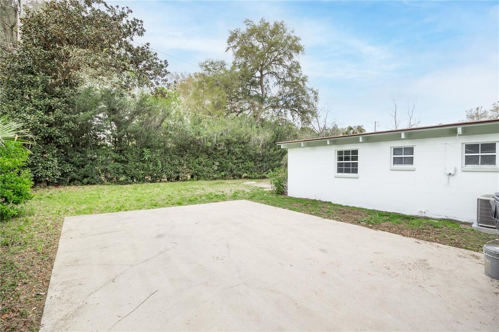 Image 5 of property listing at 3004 NE 12TH STREET, Gainesville, FL 32609