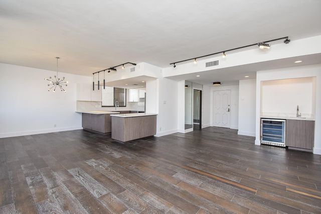 49 Briar Hollow Lane 406, Houston, TX 77027