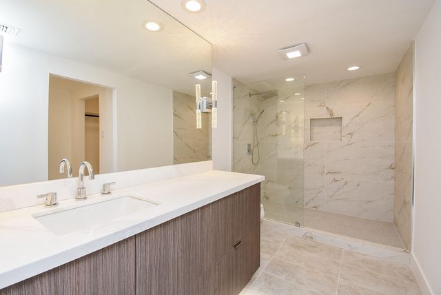 49 Briar Hollow Lane 406, Houston, TX 77027
