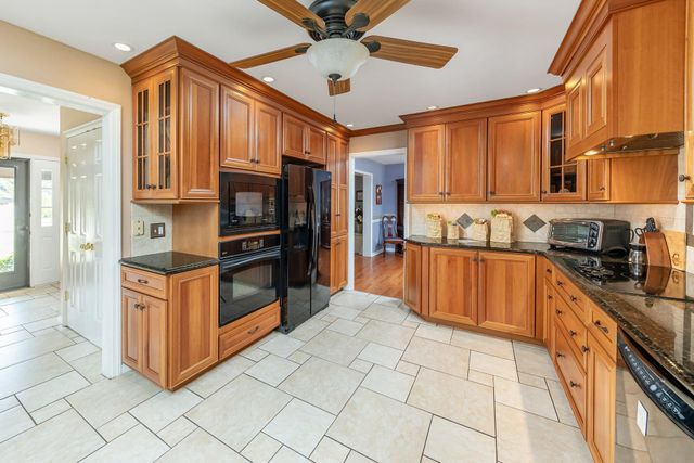 75 LAKESHORE DR, Hammonton, NJ 08037