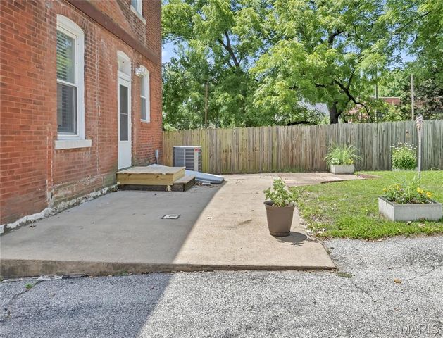 6851 Garner Avenue, St Louis, MO 63139