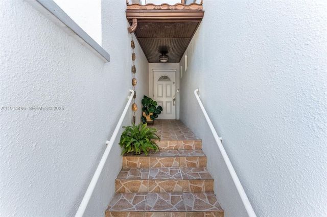 2404 NE 135th St 2404, North Miami, FL 33181