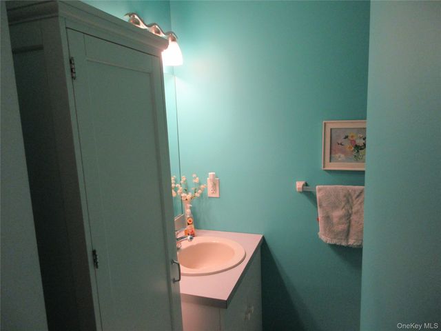 2 Eagle Ridge Way, Nanuet, NY 10954