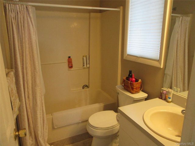 2 Eagle Ridge Way, Nanuet, NY 10954