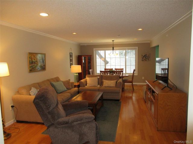 2 Eagle Ridge Way, Nanuet, NY 10954