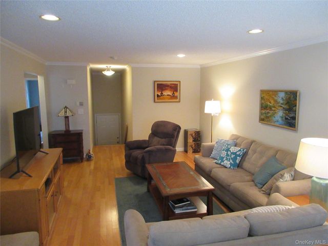 2 Eagle Ridge Way, Nanuet, NY 10954