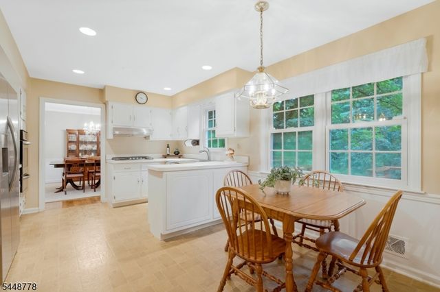 8 Mansfield Ct, Mendham Boro, NJ 07945