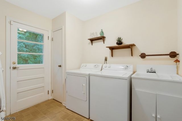 8 Mansfield Ct, Mendham Boro, NJ 07945