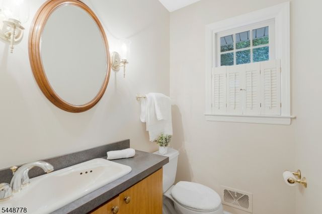 8 Mansfield Ct, Mendham Boro, NJ 07945