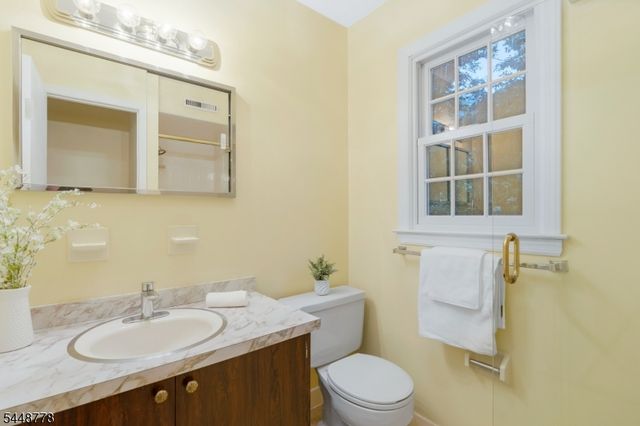 8 Mansfield Ct, Mendham Boro, NJ 07945