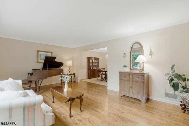 8 Mansfield Ct, Mendham Boro, NJ 07945