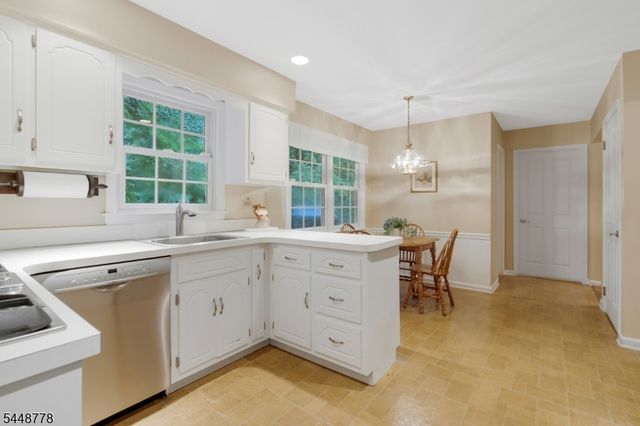 8 Mansfield Ct, Mendham Boro, NJ 07945