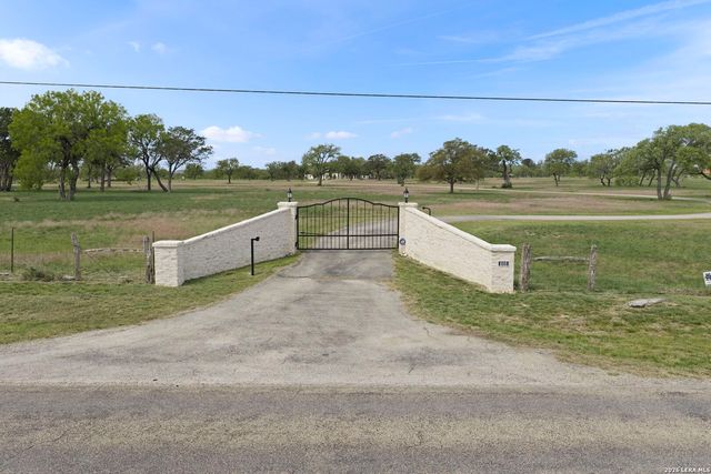 608 N CREEK RD, Comfort, TX 78013
