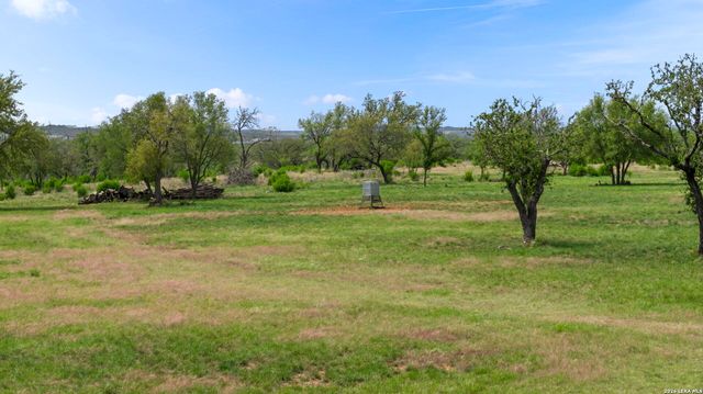 608 N CREEK RD, Comfort, TX 78013