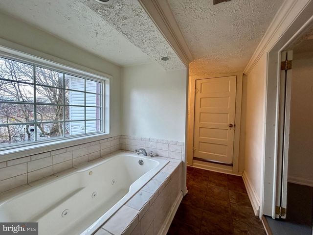 2266 HENSHAW RD, Inwood, WV 25428