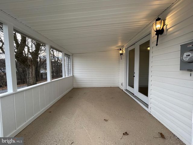 2266 HENSHAW RD, Inwood, WV 25428