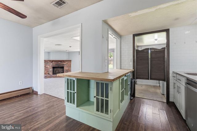 25 VERMILLION LN, Levittown, PA 19054