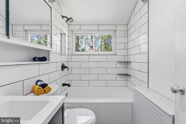 25 VERMILLION LN, Levittown, PA 19054