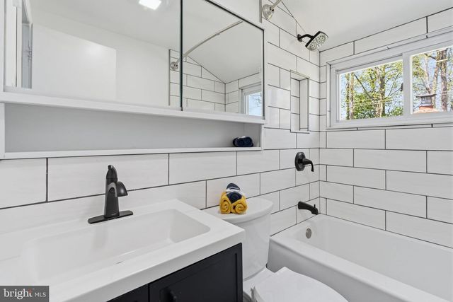 25 VERMILLION LN, Levittown, PA 19054