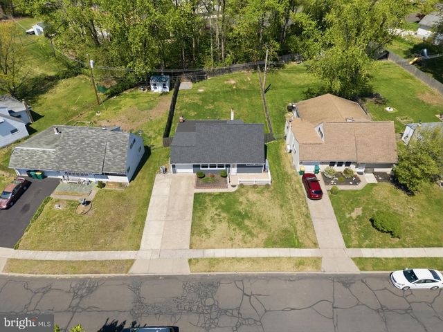 25 VERMILLION LN, Levittown, PA 19054