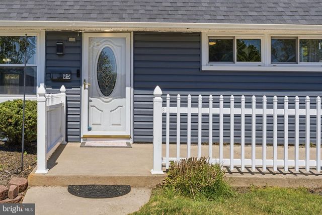 25 VERMILLION LN, Levittown, PA 19054