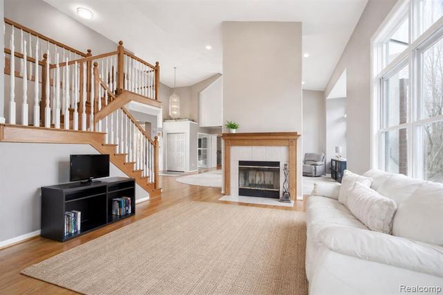 1160 Indianpipe Road, Lake Orion, MI 48360