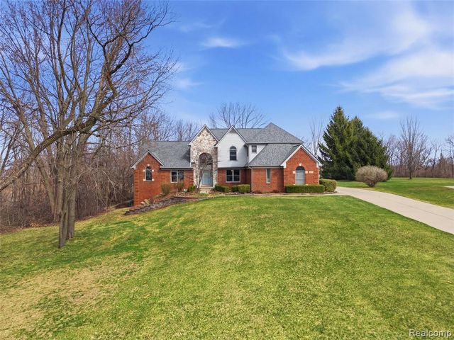 1160 Indianpipe Road, Lake Orion, MI 48360