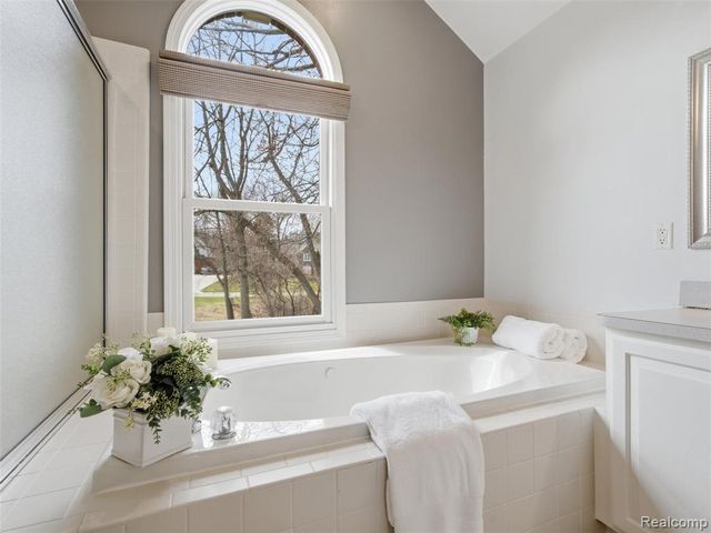 1160 Indianpipe Road, Lake Orion, MI 48360