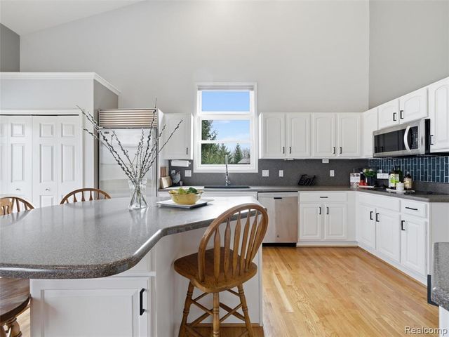 1160 Indianpipe Road, Lake Orion, MI 48360