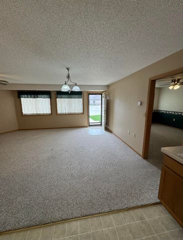 520 S 1st Ave Apt 104, New Hampton, IA 50659