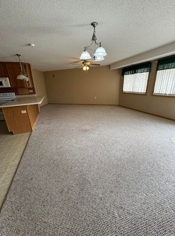 520 S 1st Ave Apt 104, New Hampton, IA 50659