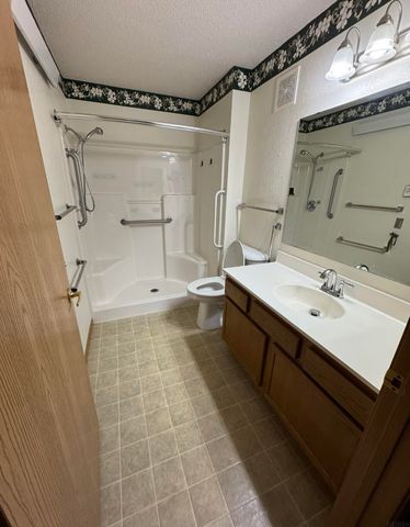 520 S 1st Ave Apt 104, New Hampton, IA 50659