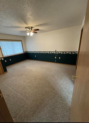 520 S 1st Ave Apt 104, New Hampton, IA 50659
