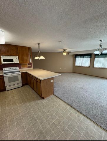 520 S 1st Ave Apt 104, New Hampton, IA 50659