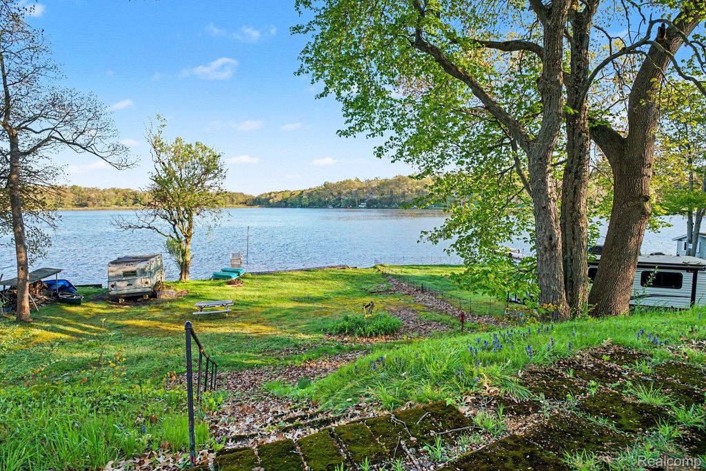 60800 Lilly Lake Drive, Newberg Township, MI 49061