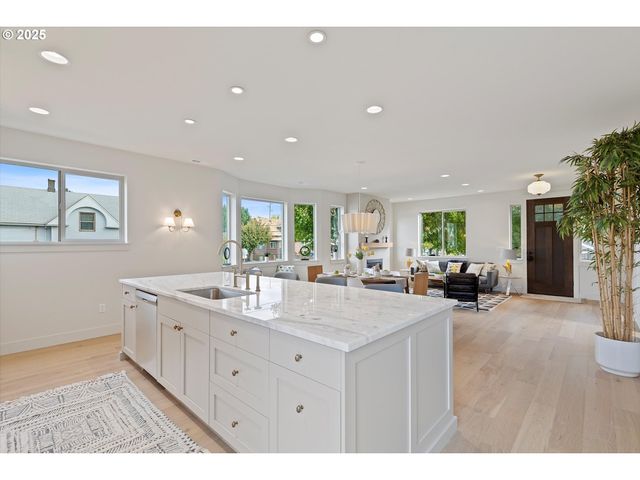 4643 N GANTENBEIN Ave, Portland, OR 97217