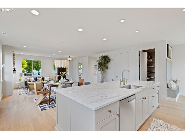 4643 N GANTENBEIN Ave, Portland, OR 97217