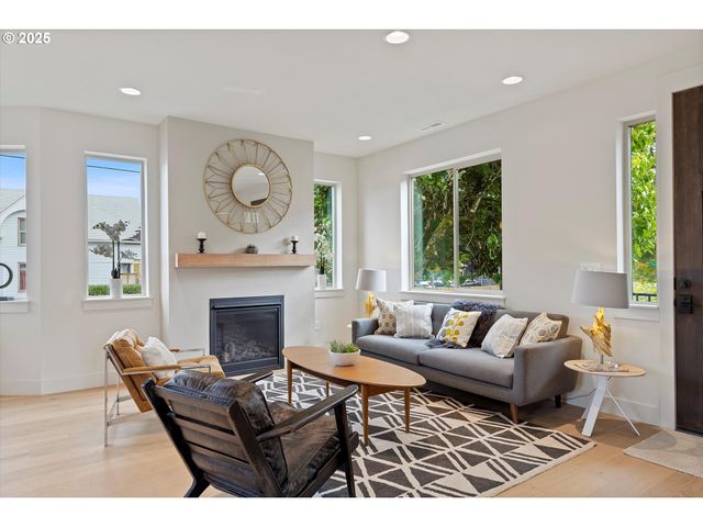 4643 N GANTENBEIN Ave, Portland, OR 97217