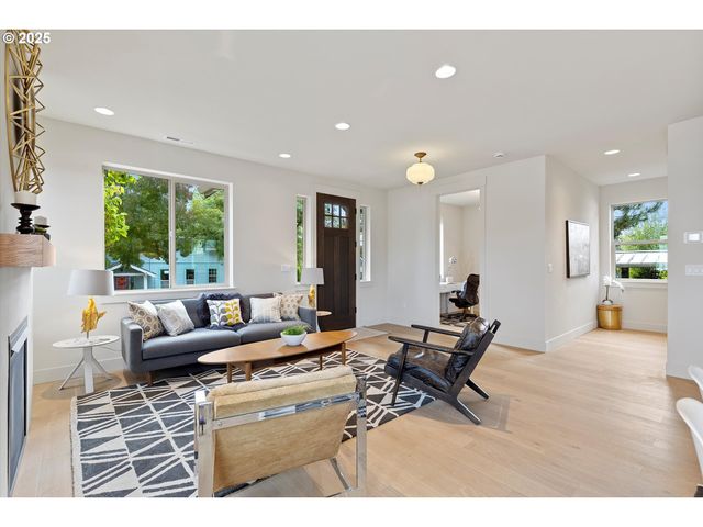 4643 N GANTENBEIN Ave, Portland, OR 97217