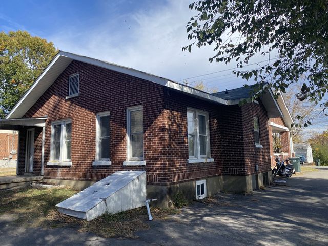 212 W End Ave, Dickson, TN 37055