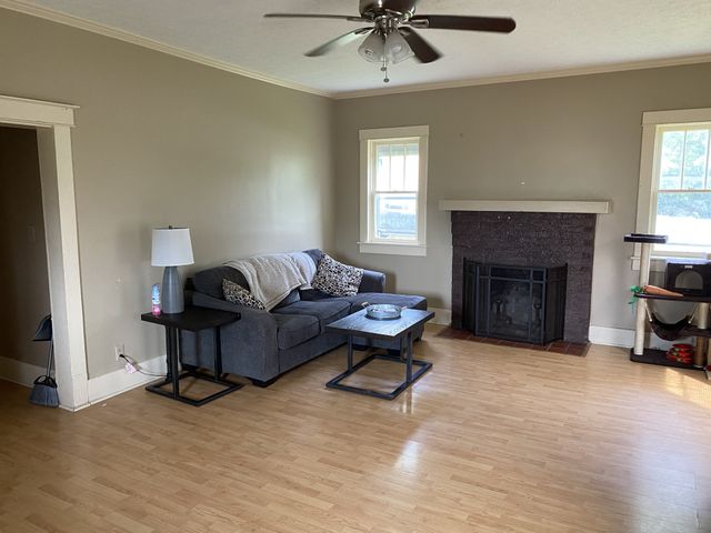 212 W End Ave, Dickson, TN 37055