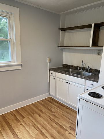 212 W End Ave, Dickson, TN 37055