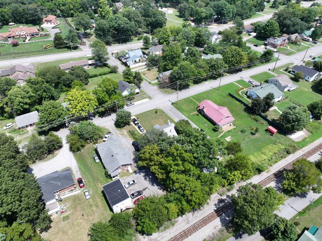 212 W End Ave, Dickson, TN 37055