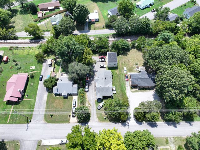 212 W End Ave, Dickson, TN 37055